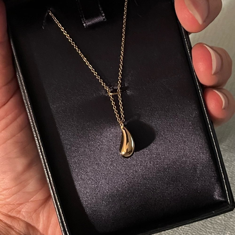 Tiffany & Co. Elsa Peretti® Teardrop Pendant  Necklace in 18k Yellow Gold - Picture 3 of 9